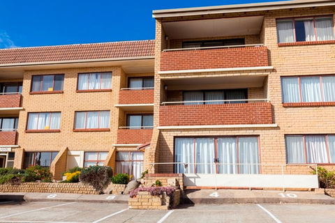 Central Park 14 - Centrally Located With Views To The Mountains - Dentist Search 1