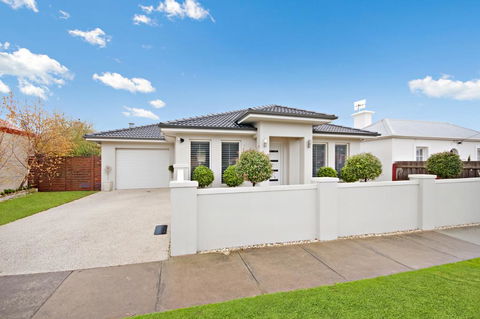 Central Warrnambool Townhouse - Dentist Find 0
