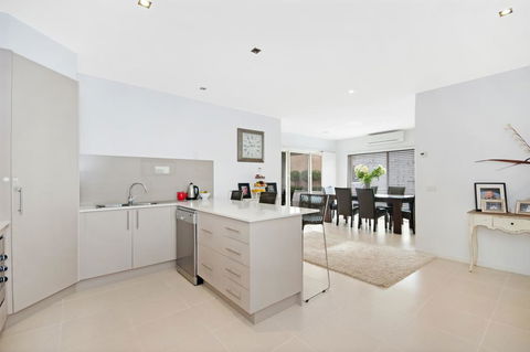 Central Warrnambool Townhouse - Dentist Find 1
