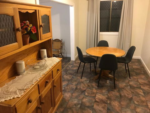 Charles Rasp Motor Inn & Cottages - Dentist Find 2