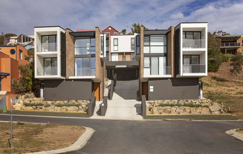 Chilam 'B' - Sophisticated Style With Views To The Lake & Mountains - Dentist Search 0