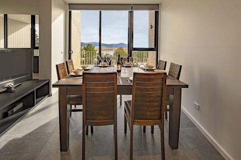 Chilam 'B' - Sophisticated Style With Views To The Lake & Mountains - Dentist Search 1