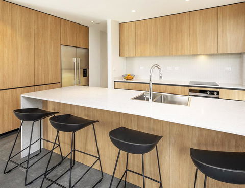 Chilam 'B' - Sophisticated Style With Views To The Lake & Mountains - Dentist Search 3