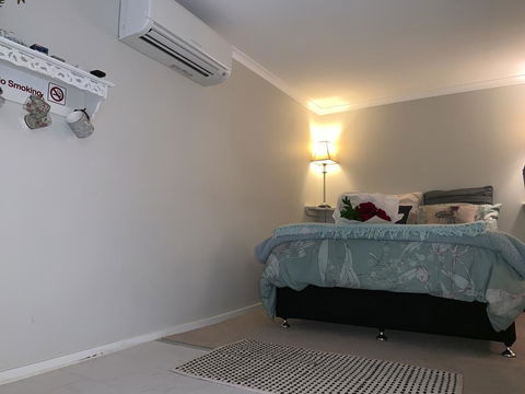 Churchill's B&B Twin Spa Getaway - Dentists Australia 0