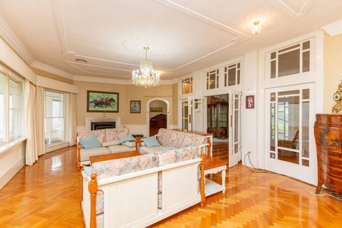 Classic 5 Beds Mt Dandenong Resort - Dentist Find 1