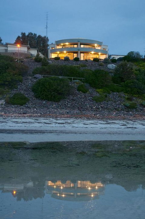 Cliff House Beachfront Villas - Dentists Australia 3