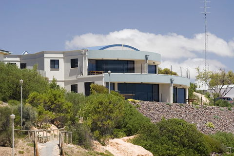 Cliff House Beachfront Villas - Dentists Australia 2