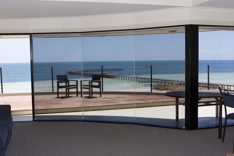 Cliff House Beachfront Villas - Dentists Australia 1