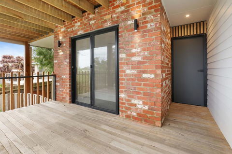 COASTAL BEAUTY ON BRUCE - Dentist Find 1