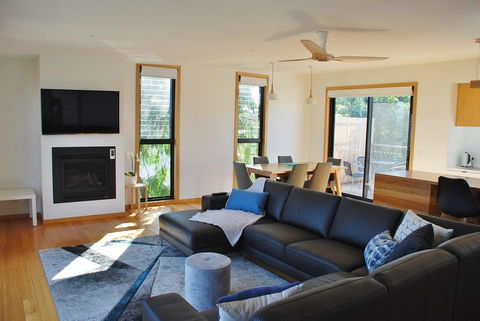 COASTAL BEAUTY ON BRUCE - Dentist Find 3