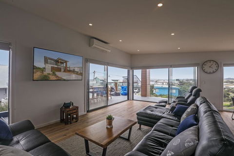 Coffs At Surf Beach Phillip Island - Dentist Find 2