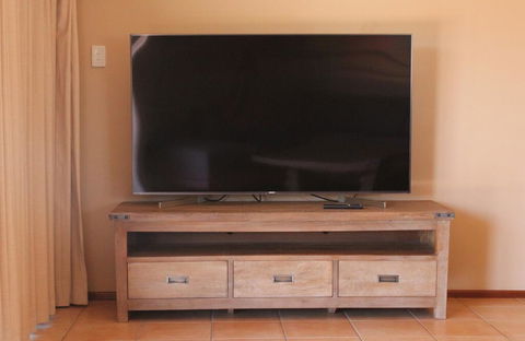 Colonial Court Beachfront Motel & Holiday Stay - Dentist Search 1