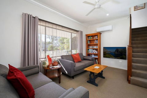 Comfortable Queen Sized Room Near Tuggerah Lake - Dentists Australia 0