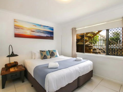 Contemporary 2 Bedroom Beachfront Apartment - Dentist Find 3