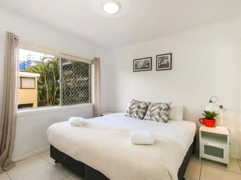 Contemporary 2 Bedroom Beachfront Apartment - Dentist Find 2
