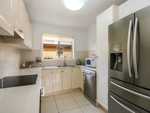 Contemporary 2 Bedroom Beachfront Apartment - Dentist Find 1