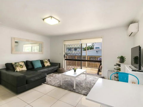 Contemporary 2 Bedroom Beachfront Apartment - Dentist Find 0