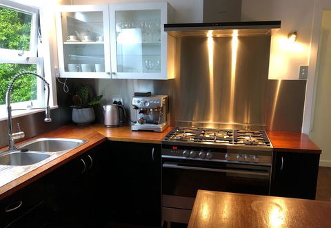 Cool Green Queenslander - Noosaville - Dentists Australia 2