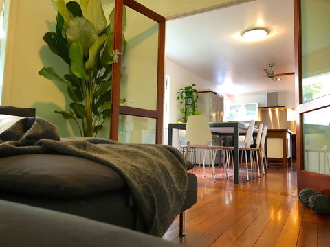 Cool Green Queenslander - Noosaville - Dentists Australia 0