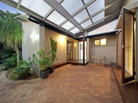 Coorumbong 16 - 5 BDRM Canal Home With Pool - Dentist Find 3