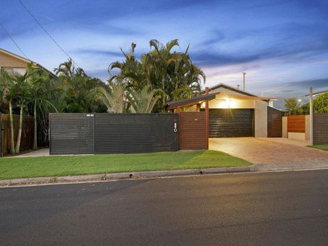 Coorumbong 16 - 5 BDRM Canal Home With Pool - Dentist Find 1