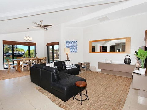 Coorumbong 16 - 5 BDRM Canal Home With Pool - Dentist Find 2