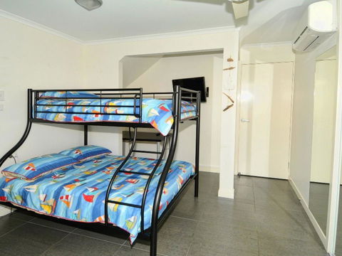 Coorumbong 36 - 6 BDRM Canal Home With Pool - Dentist Find 1