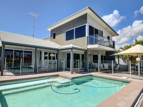Coorumbong 36 - 6 BDRM Canal Home With Pool - Dentist Find 0