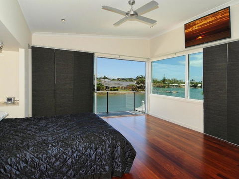 Coorumbong 36 - 6 BDRM Canal Home With Pool - Dentist Find 2