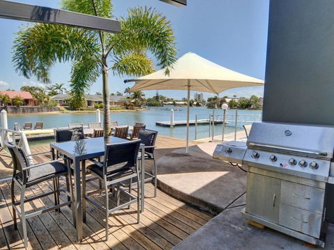 Coorumbong 36 - 6 BDRM Canal Home With Pool - Dentist Find 3