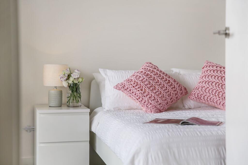Cosy 3BR Penthouse close to Westfield and Train