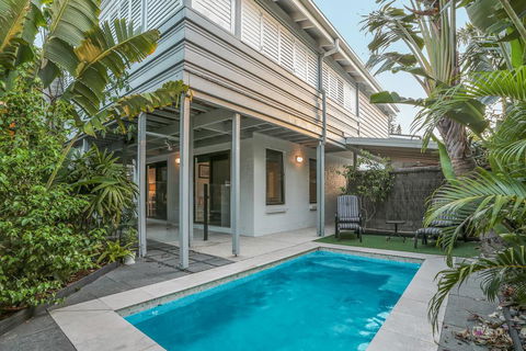 Cosy But Cool, Sunshine Beach - Dentists Australia 0