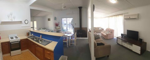 Cottage Port Stephens / Swan Bay, NSW - Dentist Find 3