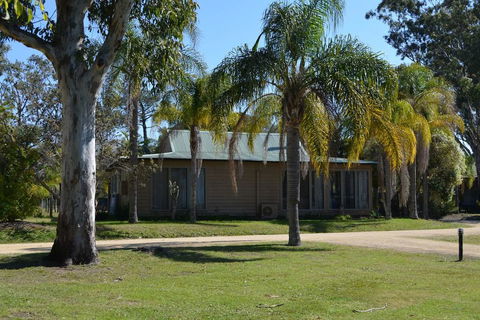 Cottage Port Stephens / Swan Bay, NSW - Dentist Find 0