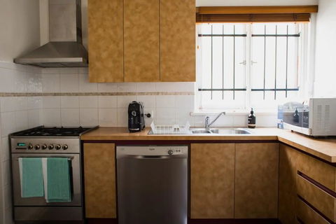 Cottesloe Beach Villa With Large Courtyard Sleeps 4 - Dentist Search 1