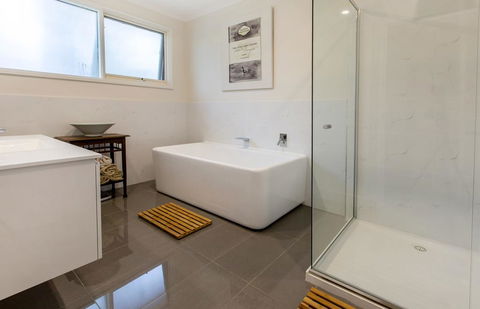 COUNTRY MEETS THE BAY - MOUNT ELIZA - Dentist Find 1