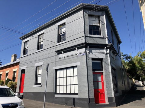 Cromwell Apartment - 3 Red Doors Battery Point - Dentist Find 0