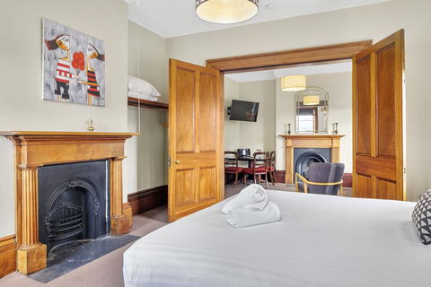 Cromwell Apartment - 3 Red Doors Battery Point - Dentist Find 3
