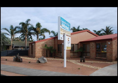 Cunningham Shore Motel - Dentist Find 1