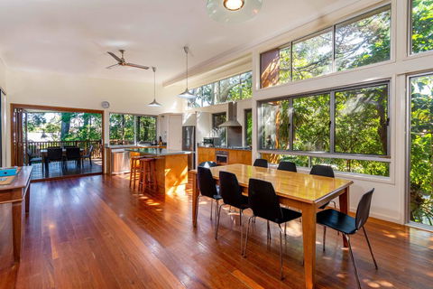 Decked Out For A Fantastic Holiday - Winnett St, Woorim (Upstairs Only) - Dentist Search 3