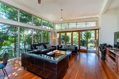 Decked Out For A Fantastic Holiday - Winnett St, Woorim (Upstairs Only) - Dentist Search 1