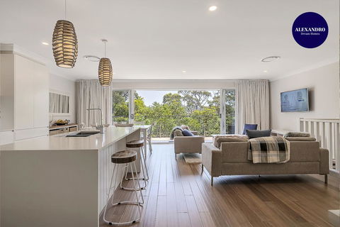 DESIGNER HOLIDAY BEACH PAD // 4 BED // COPA - Dentists Australia 0