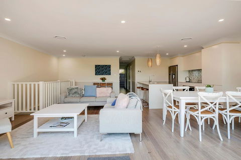 DESIGNER HOLIDAY BEACH PAD // 4 BED // COPA - Dentists Australia 3