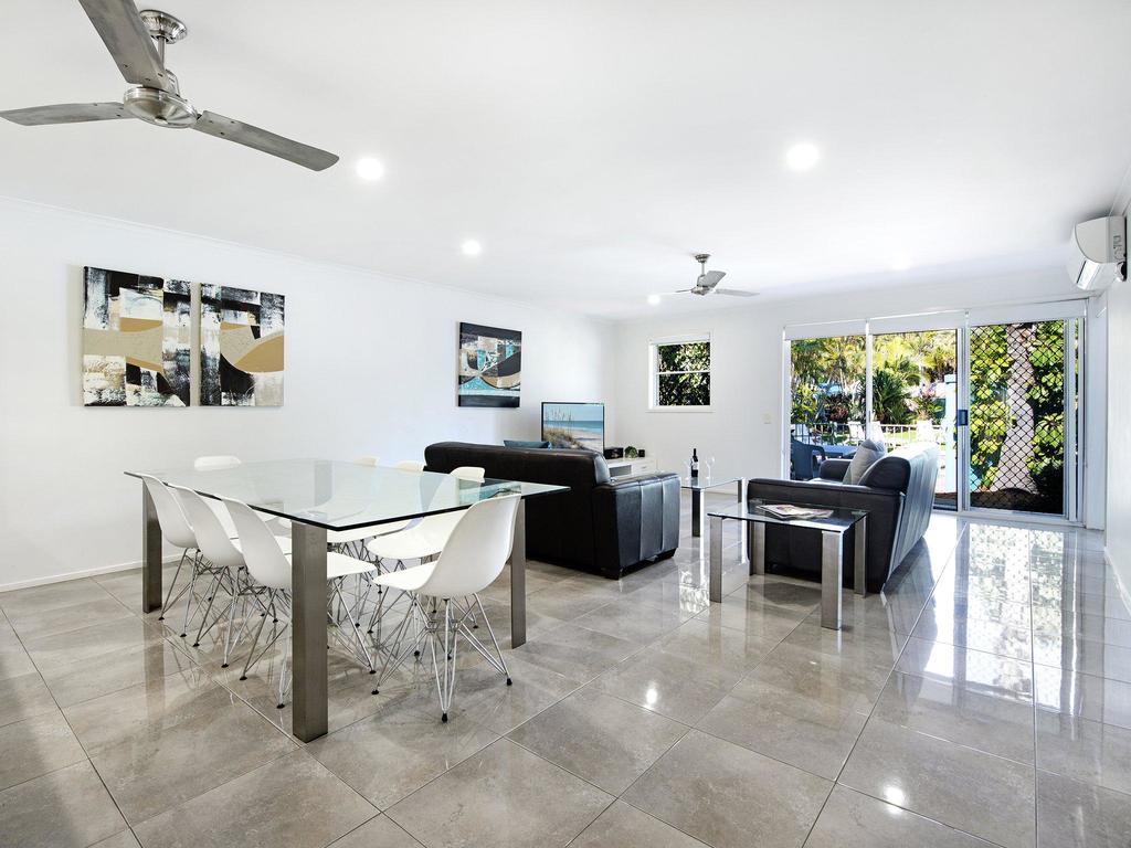 Diamond Beach 3 Bedroom Poolside Apartment