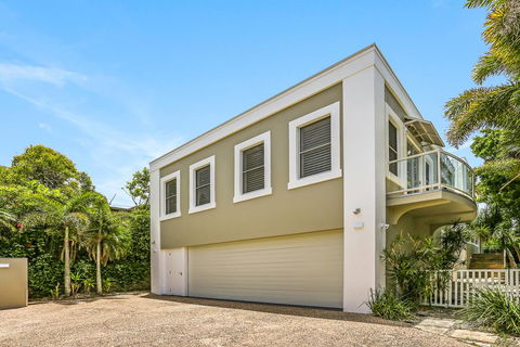Enjoy The Views, Sunshine Beach - Dentist Find 0