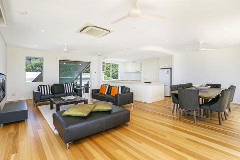 Enjoy The Views, Sunshine Beach - Dentist Find 1
