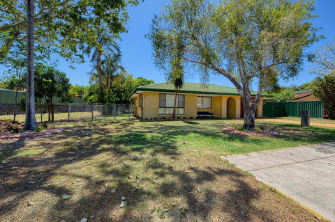 Fabulously Presented Family Retreat On Bribie Island - Dentist Search 1