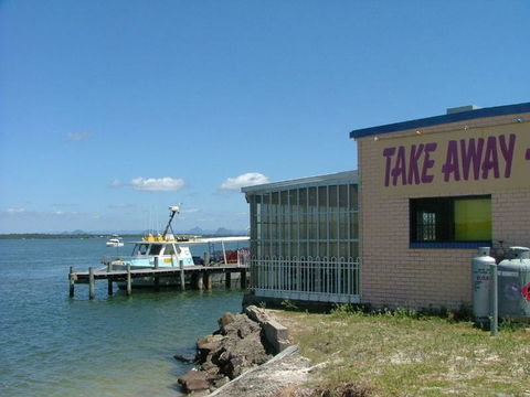 Fabulously Presented Family Retreat On Bribie Island - Dentist Search 2