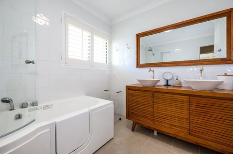 Fabulously Presented Family Retreat On Bribie Island - Dentist Search 3