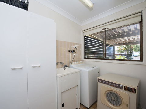 Fingal Beach Shack @ Fingal Bay - Dentist Find 1